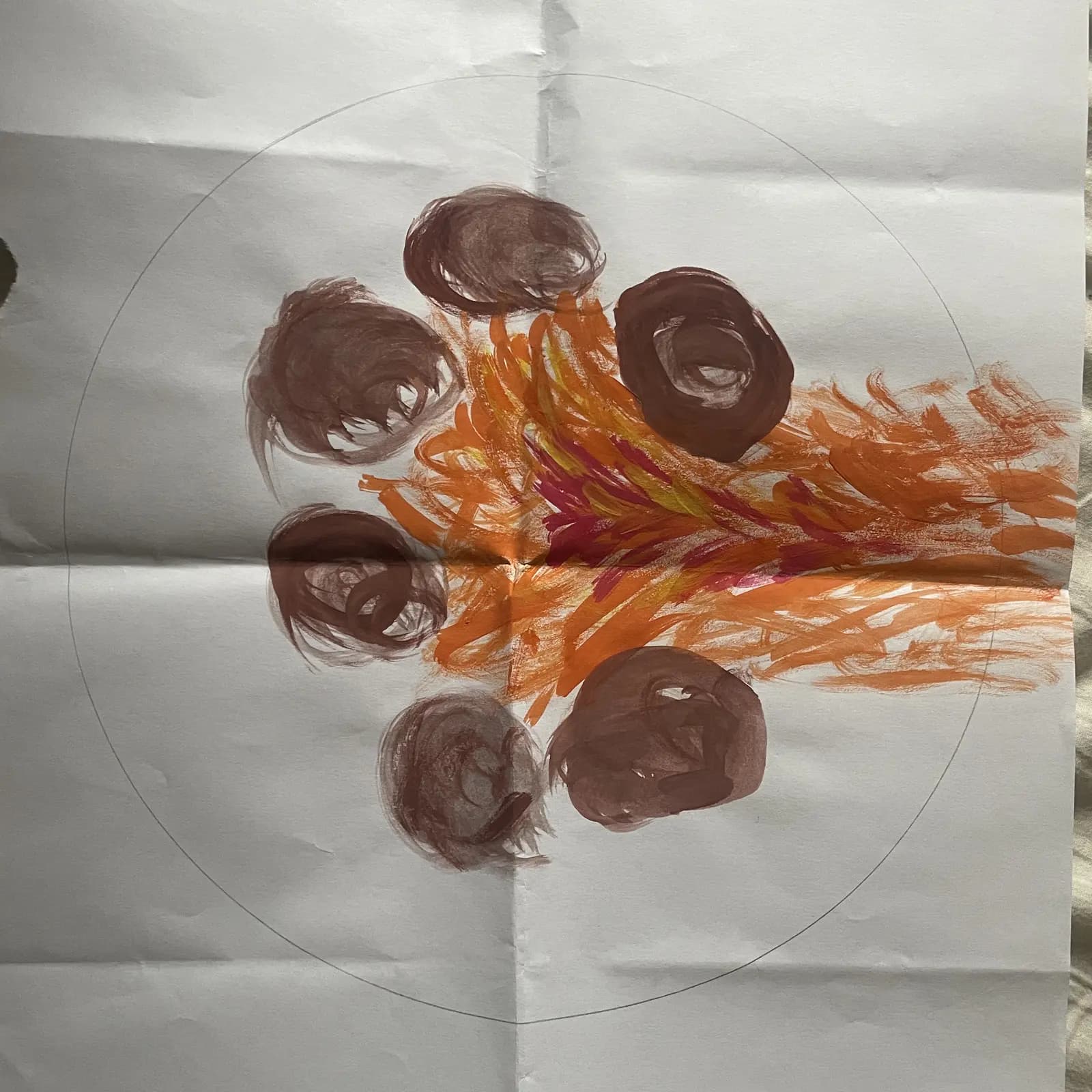Malt mandala: seks brune figurer i ring rundt en oransje ild